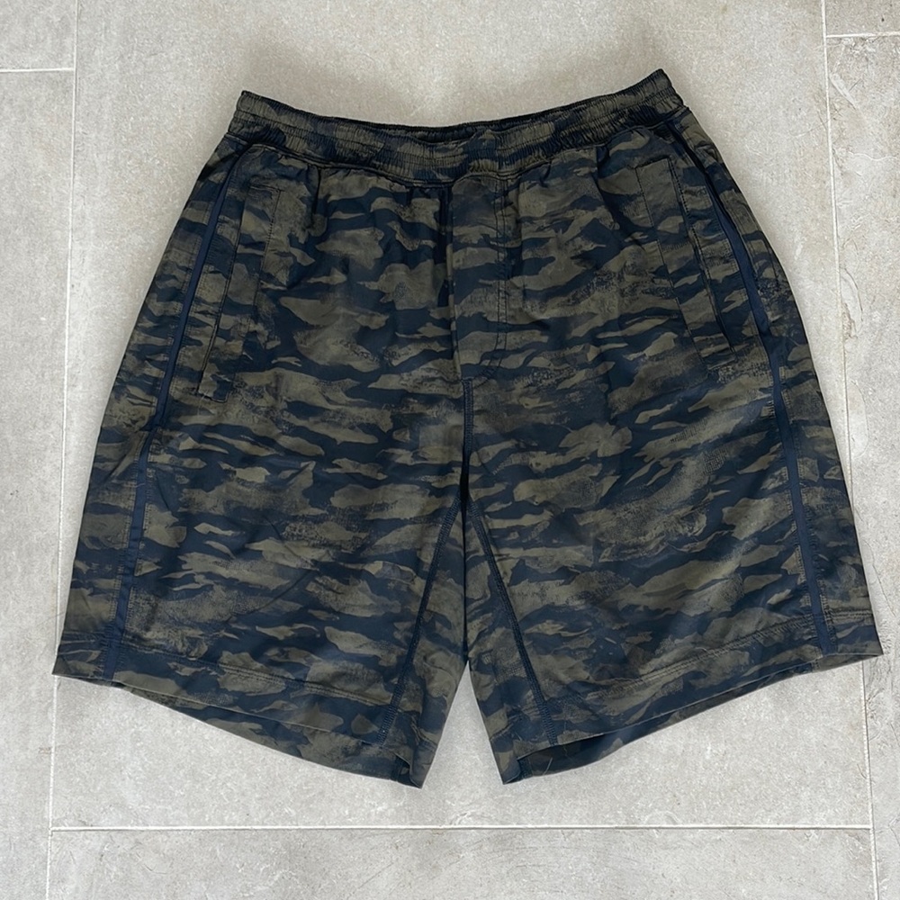 Lululemon Mens Workout Shorts, Large
